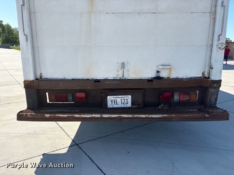 image for item DO5233 2000 Isuzu NPR box truck