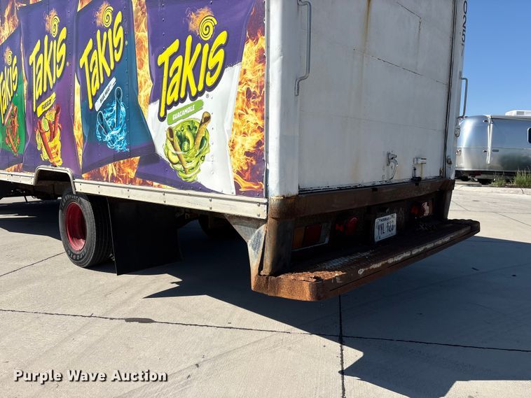 image for item DO5233 2000 Isuzu NPR box truck