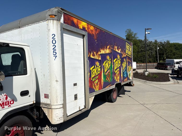 image for item DO5233 2000 Isuzu NPR box truck