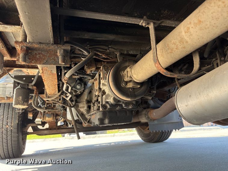 image for item DO5233 2000 Isuzu NPR box truck