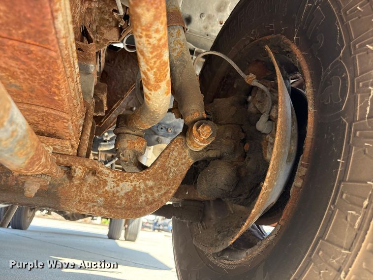 image for item DO5233 2000 Isuzu NPR box truck