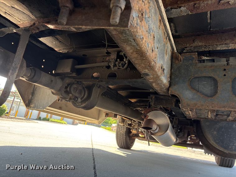 image for item DO5233 2000 Isuzu NPR box truck
