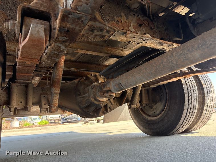image for item DO5233 2000 Isuzu NPR box truck