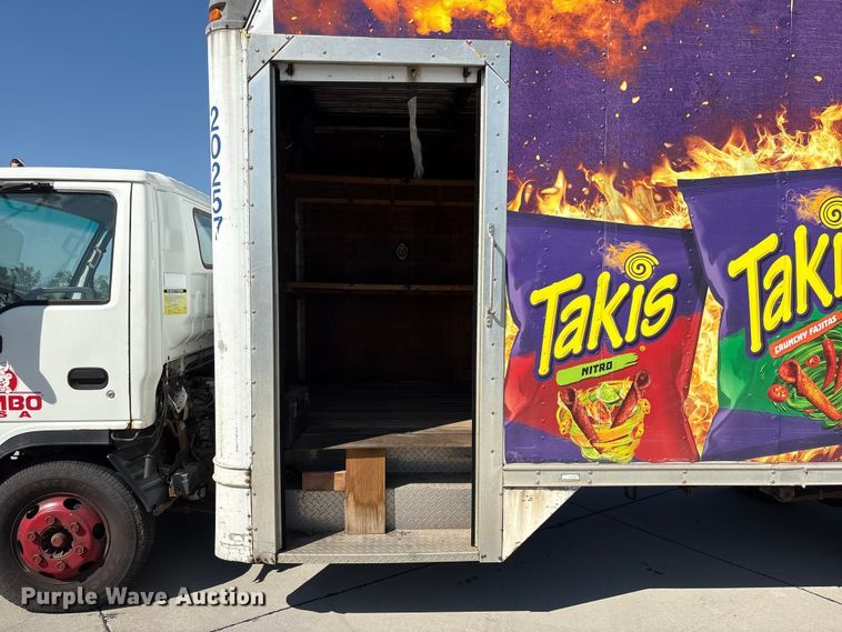 image for item DO5233 2000 Isuzu NPR box truck