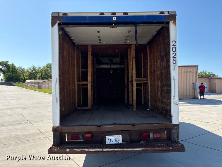 image for item DO5233 2000 Isuzu NPR box truck