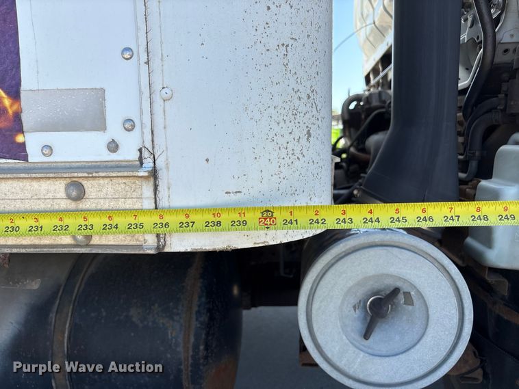 image for item DO5233 2000 Isuzu NPR box truck
