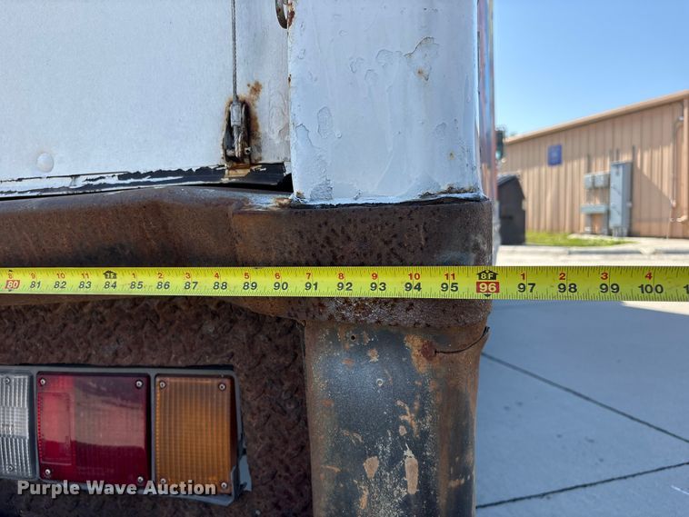 image for item DO5233 2000 Isuzu NPR box truck