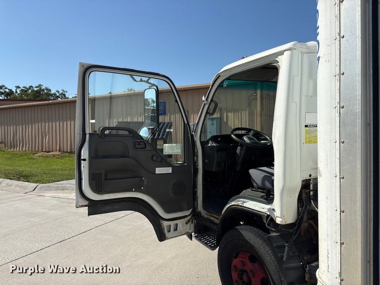 image for item DO5233 2000 Isuzu NPR box truck