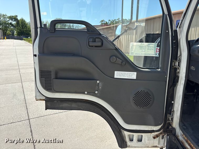 image for item DO5233 2000 Isuzu NPR box truck