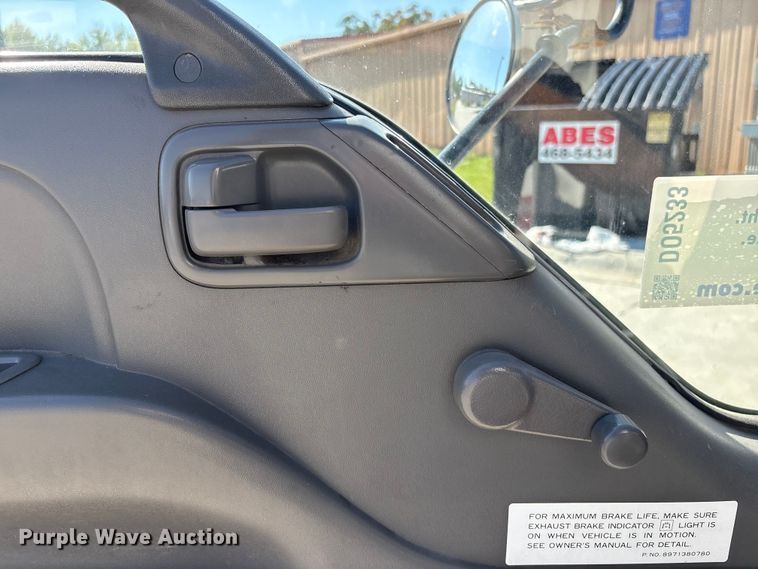 image for item DO5233 2000 Isuzu NPR box truck