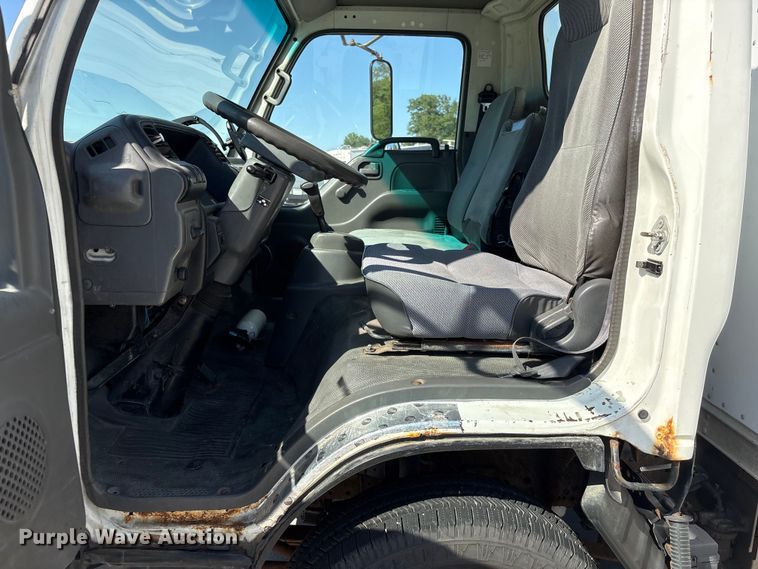 image for item DO5233 2000 Isuzu NPR box truck