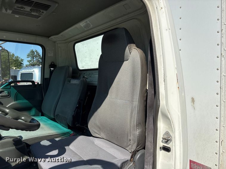 image for item DO5233 2000 Isuzu NPR box truck