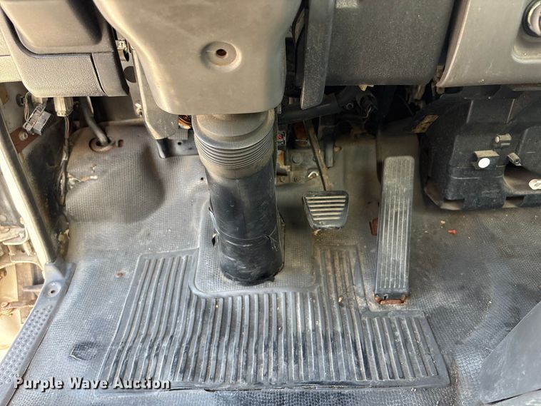 image for item DO5233 2000 Isuzu NPR box truck