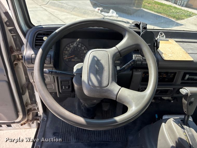 image for item DO5233 2000 Isuzu NPR box truck
