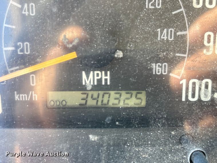 image for item DO5233 2000 Isuzu NPR box truck