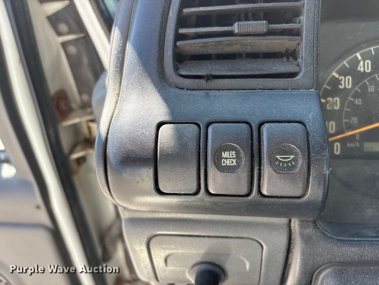 image for item DO5233 2000 Isuzu NPR box truck