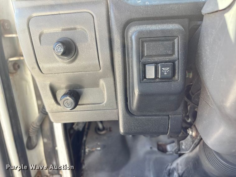image for item DO5233 2000 Isuzu NPR box truck