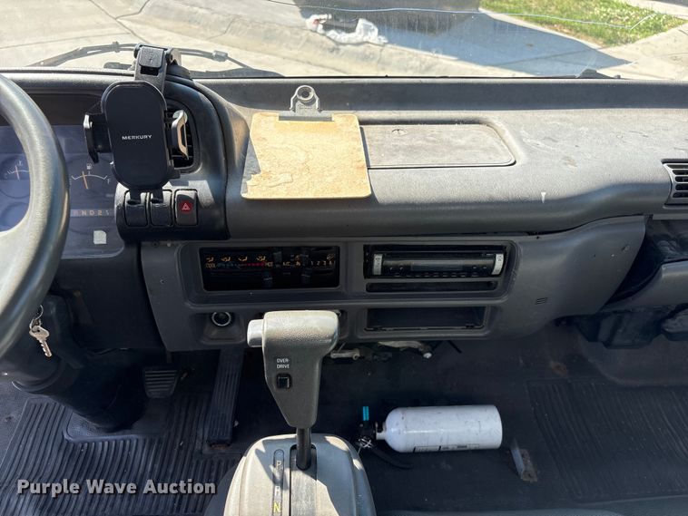 image for item DO5233 2000 Isuzu NPR box truck