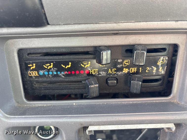 image for item DO5233 2000 Isuzu NPR box truck
