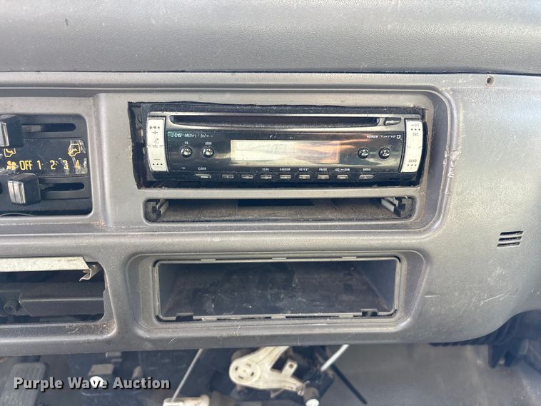 image for item DO5233 2000 Isuzu NPR box truck