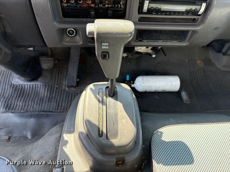 image for item DO5233 2000 Isuzu NPR box truck