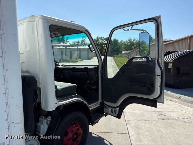 image for item DO5233 2000 Isuzu NPR box truck