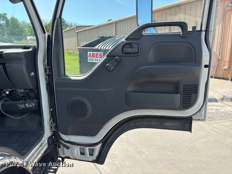 image for item DO5233 2000 Isuzu NPR box truck