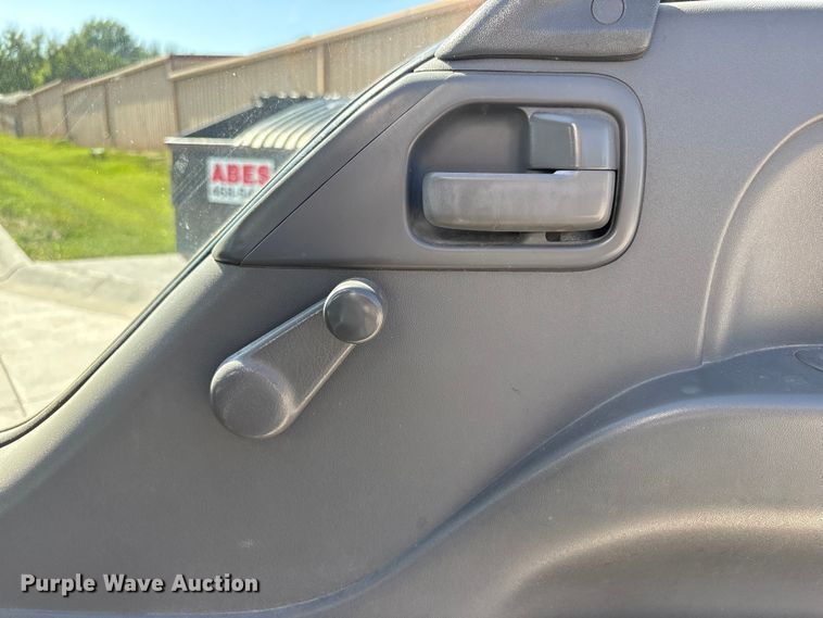 image for item DO5233 2000 Isuzu NPR box truck
