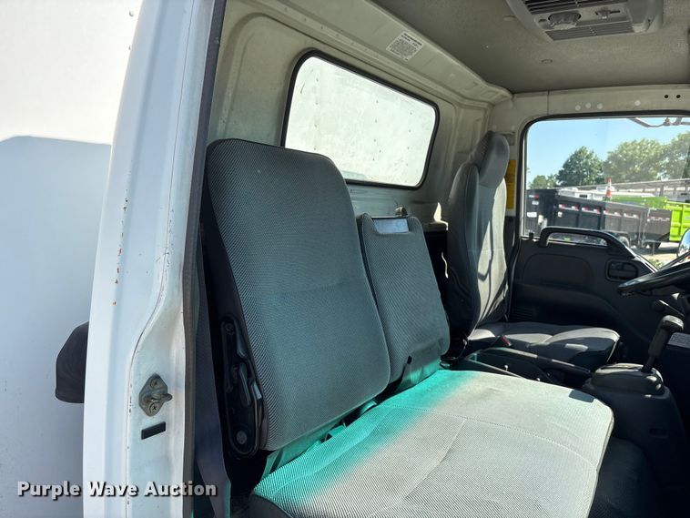 image for item DO5233 2000 Isuzu NPR box truck
