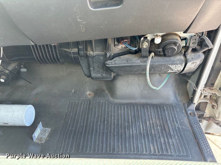 image for item DO5233 2000 Isuzu NPR box truck