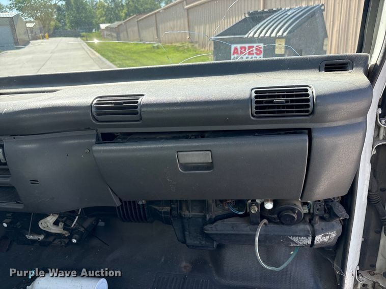 image for item DO5233 2000 Isuzu NPR box truck