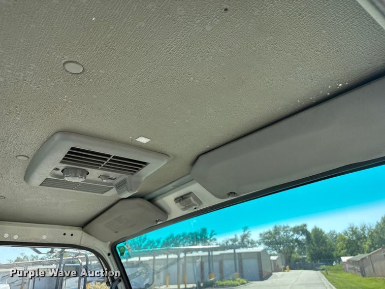 image for item DO5233 2000 Isuzu NPR box truck