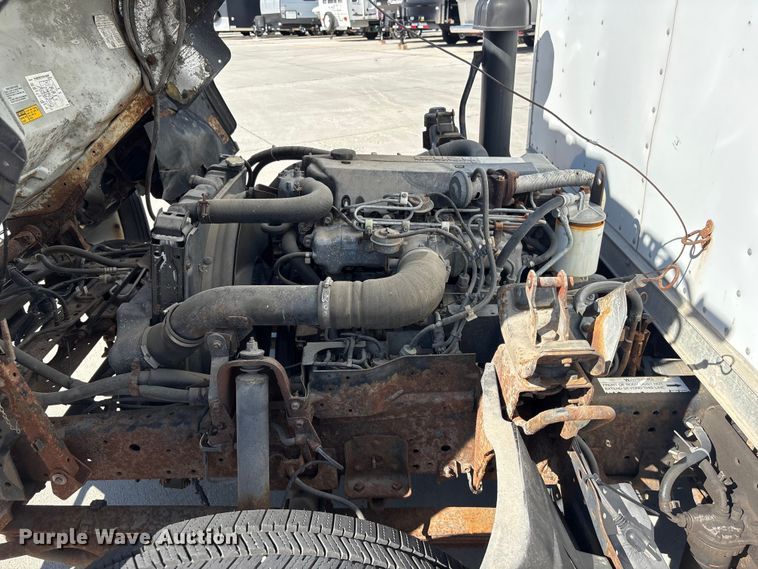 image for item DO5233 2000 Isuzu NPR box truck