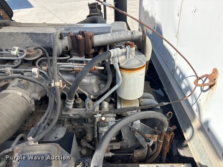 image for item DO5233 2000 Isuzu NPR box truck