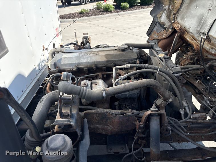 image for item DO5233 2000 Isuzu NPR box truck