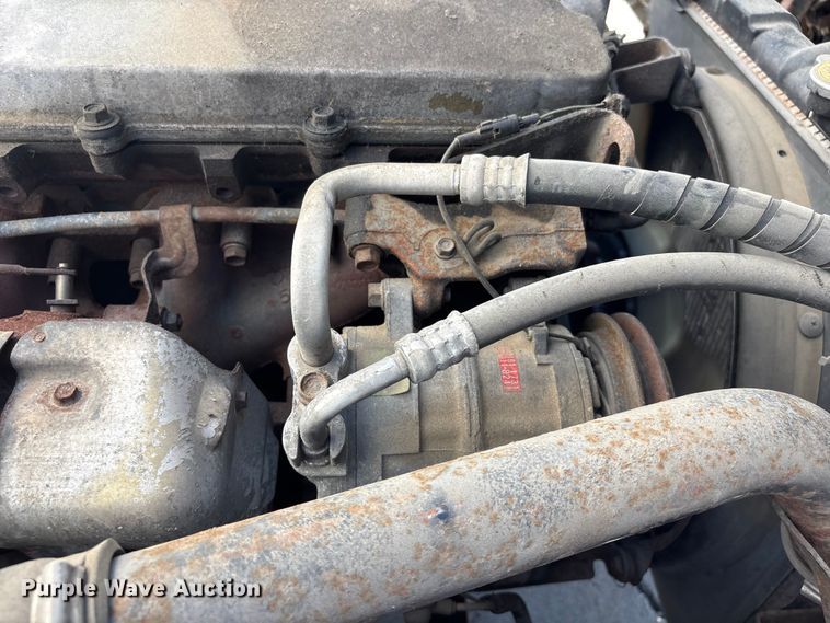 image for item DO5233 2000 Isuzu NPR box truck