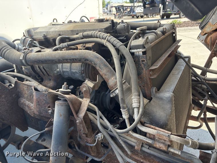 image for item DO5233 2000 Isuzu NPR box truck