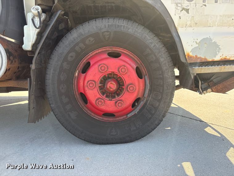image for item DO5233 2000 Isuzu NPR box truck