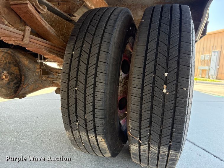 image for item DO5233 2000 Isuzu NPR box truck