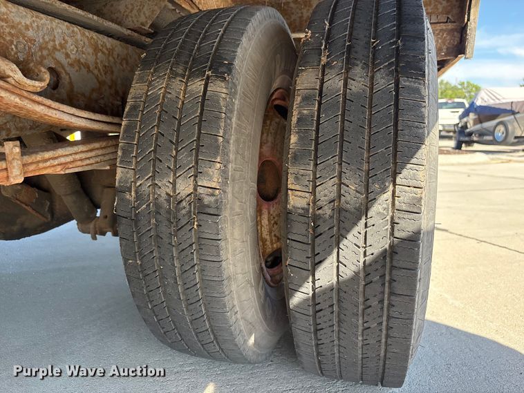 image for item DO5233 2000 Isuzu NPR box truck