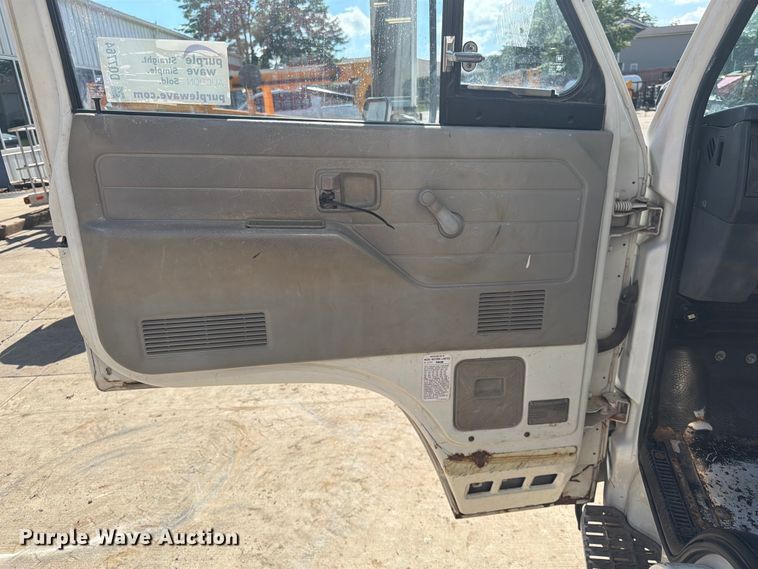 image for item DQ7764 1991 Isuzu NPR box truck