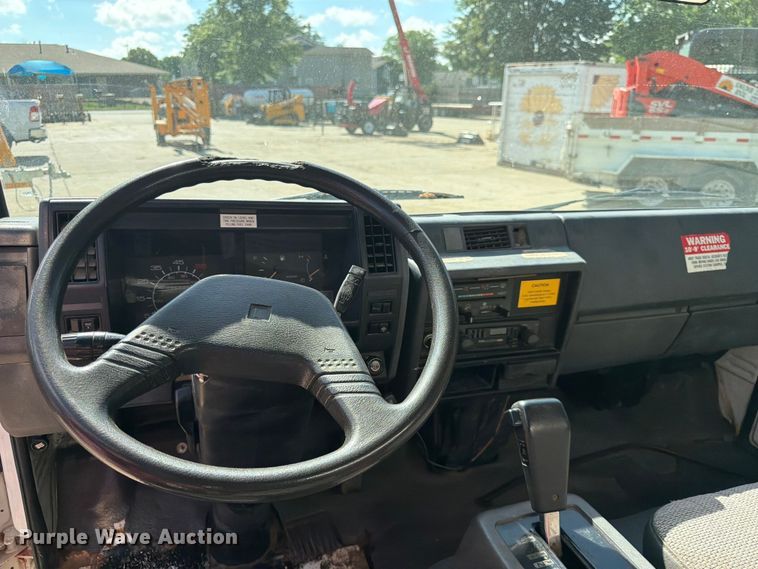 image for item DQ7764 1991 Isuzu NPR box truck