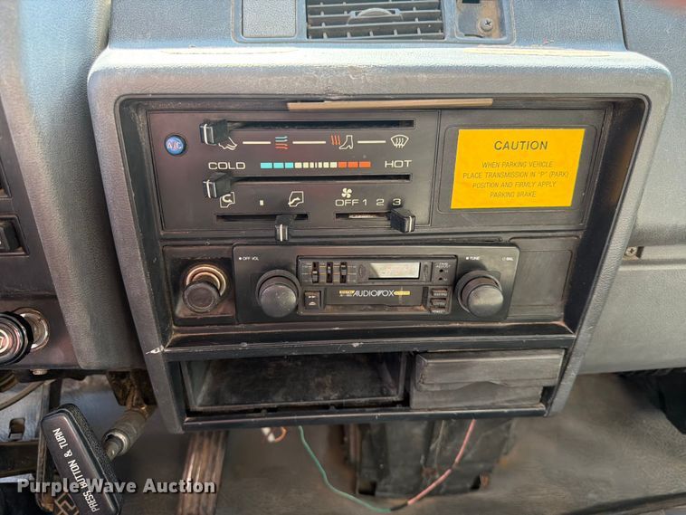 image for item DQ7764 1991 Isuzu NPR box truck