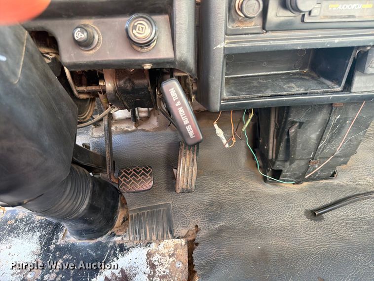image for item DQ7764 1991 Isuzu NPR box truck