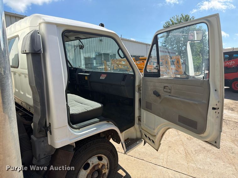 image for item DQ7764 1991 Isuzu NPR box truck