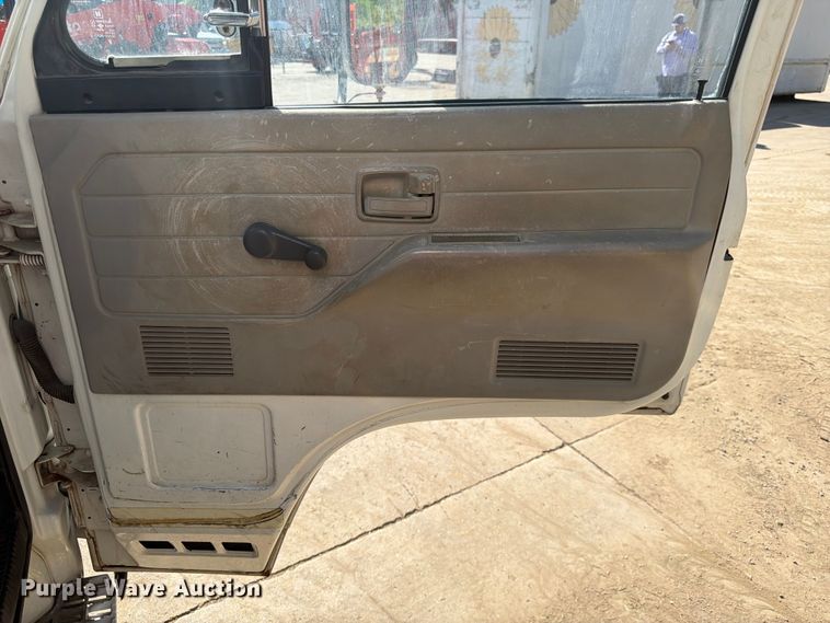image for item DQ7764 1991 Isuzu NPR box truck