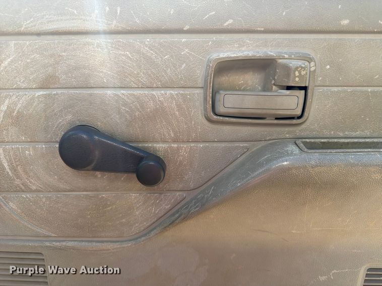 image for item DQ7764 1991 Isuzu NPR box truck