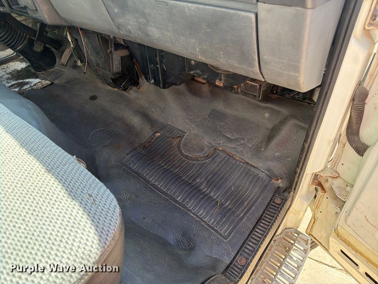 image for item DQ7764 1991 Isuzu NPR box truck