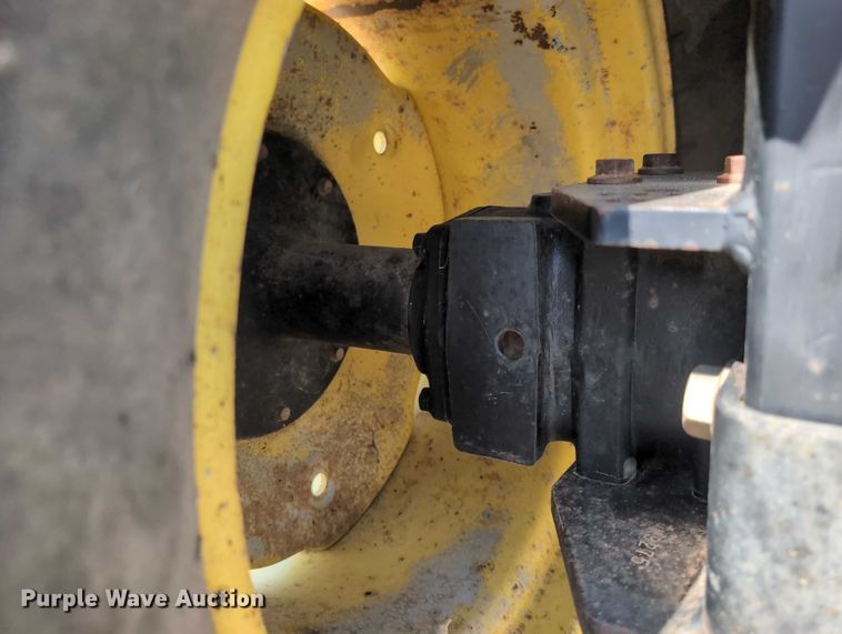 image for item DT1758 2000 John Deere 4700 MFWD tractor