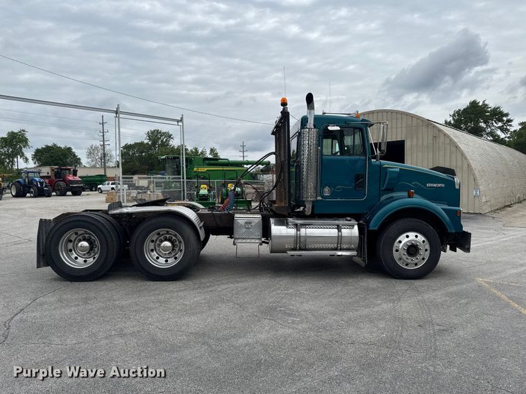 image for item DV2001 1994 Kenworth T800B semi truck